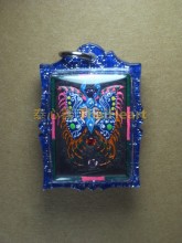 蝴蝶牌 Kruba Kritsana古巴傑仕勒 Wat Pa Ma HaWan屈柏馬下灣 前面藍色蝴蝶黑底加三粒寶石 後面十二粒寶石及符管 經粉 花粉 寶石 符管 防水膠殼 人緣 姻緣 招財 平安 事業