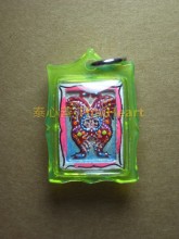 蝴蝶牌 Kruba Kritsana古巴傑仕勒 Wat Pa Ma HaWan屈柏馬下灣 前面紅色蝴蝶  後面四粒寶石 符通  經粉 花粉 寶石 符管 防水膠殼  人緣 姻緣 招財 開運 平安